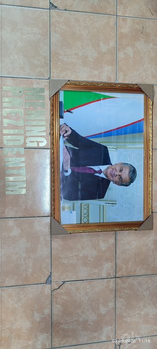 Prezident portreti — 40×60 sm ramkada
Sifatli va chiroyli ramkada tayy