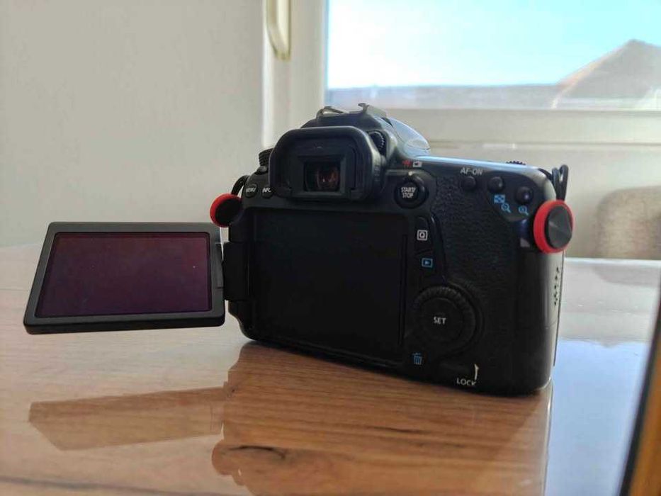 Kit Canon 70D + 50mm 1:1.8 STM -WIFI +Touchscreen + Ecran rotativ. Ideal pentru evenimente!