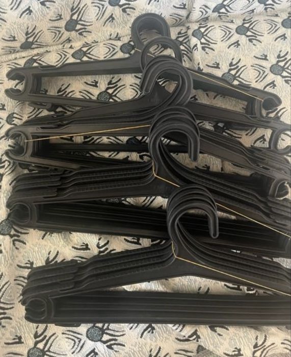 Вешалка черный пластик