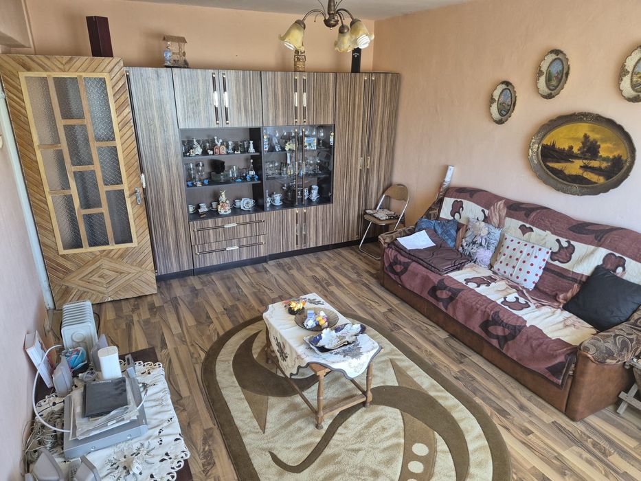 Vând apartament in Brad