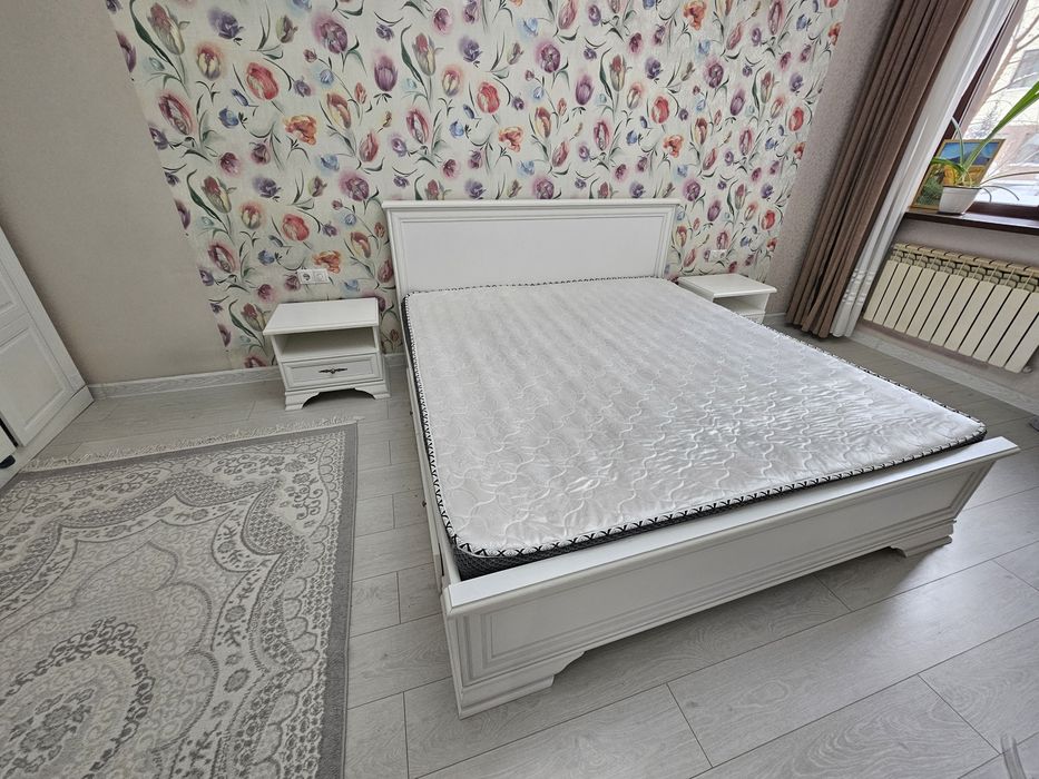 Продам двухспальнюю кровать с тумбочками