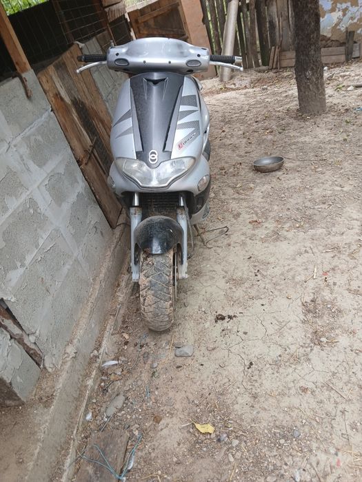 Vând scuter defect electro motorul in rest stare buna de functionare