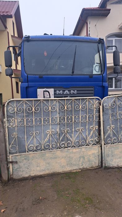 Camion abron cu macara