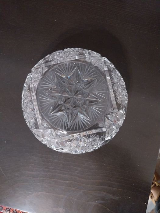 Кристални и стъклени купи.