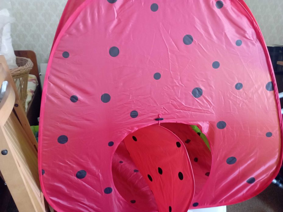 Детски палатки - кола и ягодка, и кошове за играчки