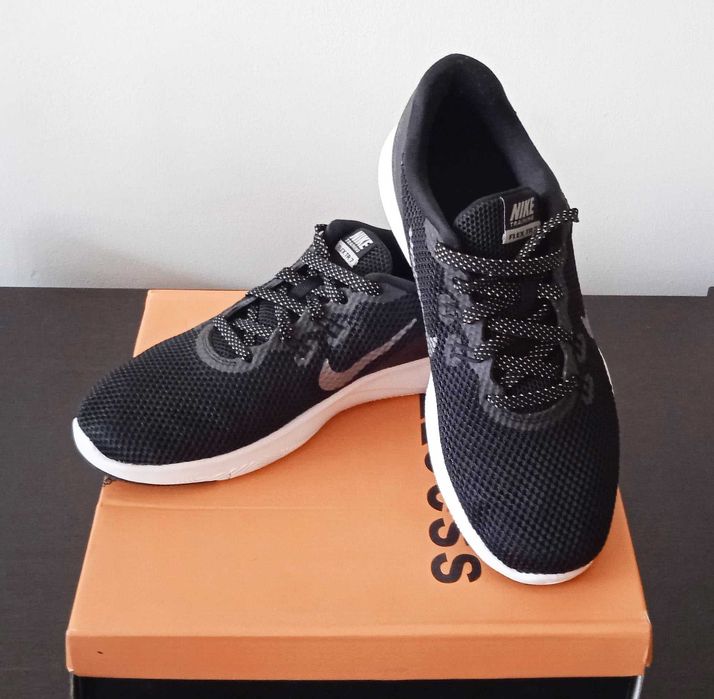 Дамски маратонки NIKE FLEX, номер 38.5