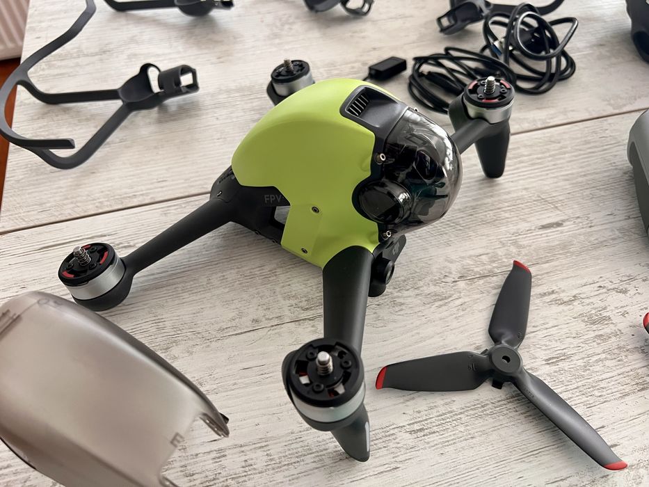 DJI FPV Fly More Combo – ca nou, doar 12 cicluri pe baterii