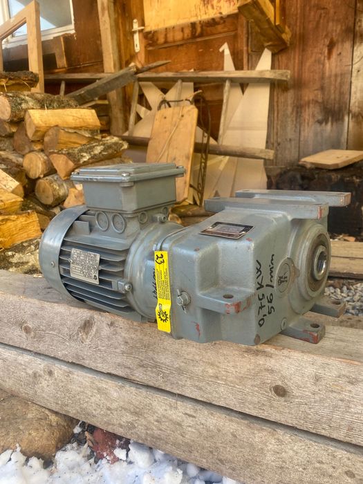 Vând motor cu reductor! 800 lei , negociabil