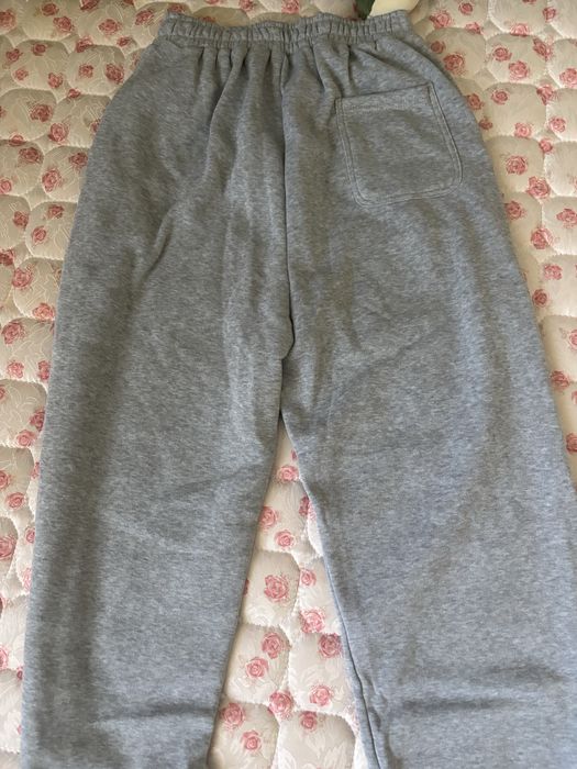 Штаны серые.