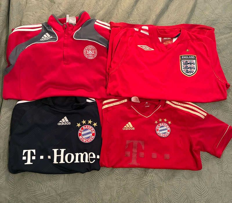 Футболни тениски на Байер и Англия