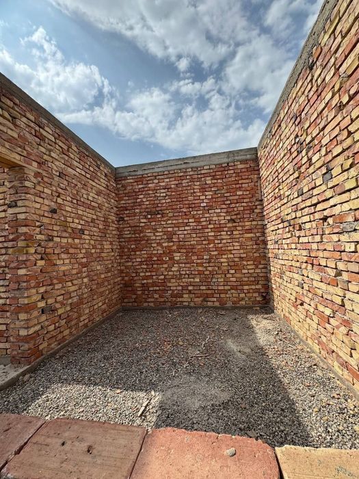 Кирпичный 2,5 сотих ховли уй сотилади