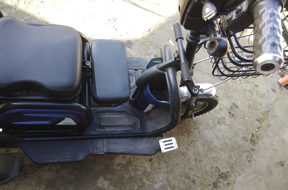 Ел.триколка с вградени допълнителни седалки. Запазена