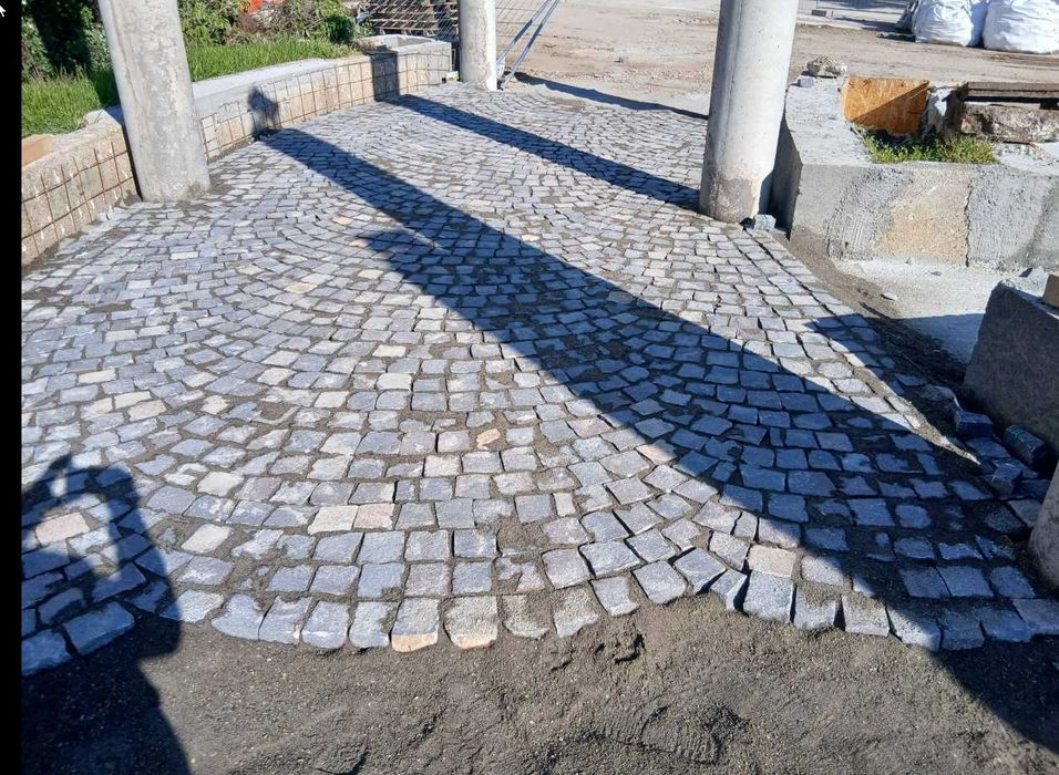 Piatră cubică naturală pentru amenajări rustice și premium