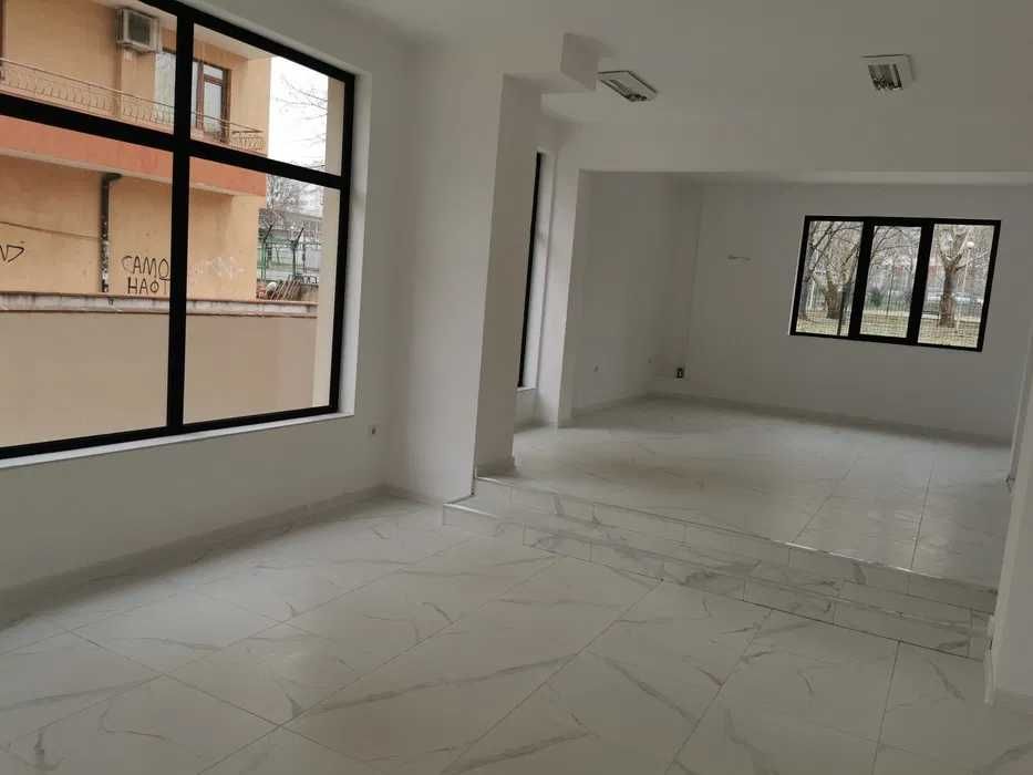 Дава се под наем Магазин в Бургас, Славейков - 85 кв.м за 690 € - Снимка #1