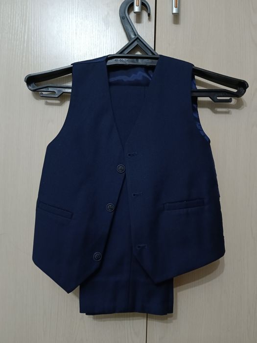 Продам школьные костюмы