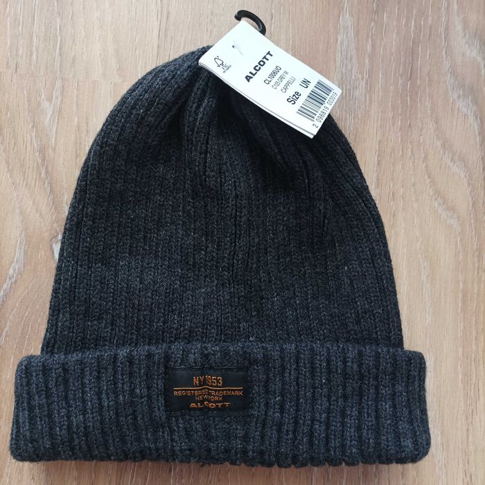 Нова шапка сива.