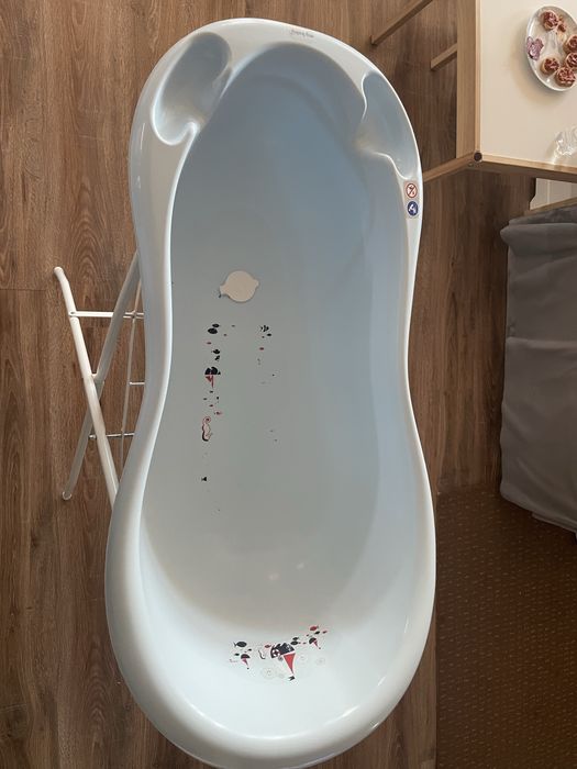 Стойка с корито за бебе