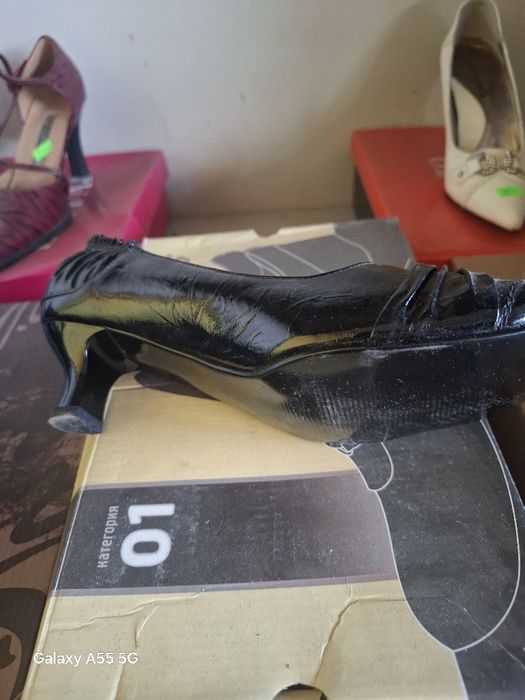 Обувки висок инисък ток