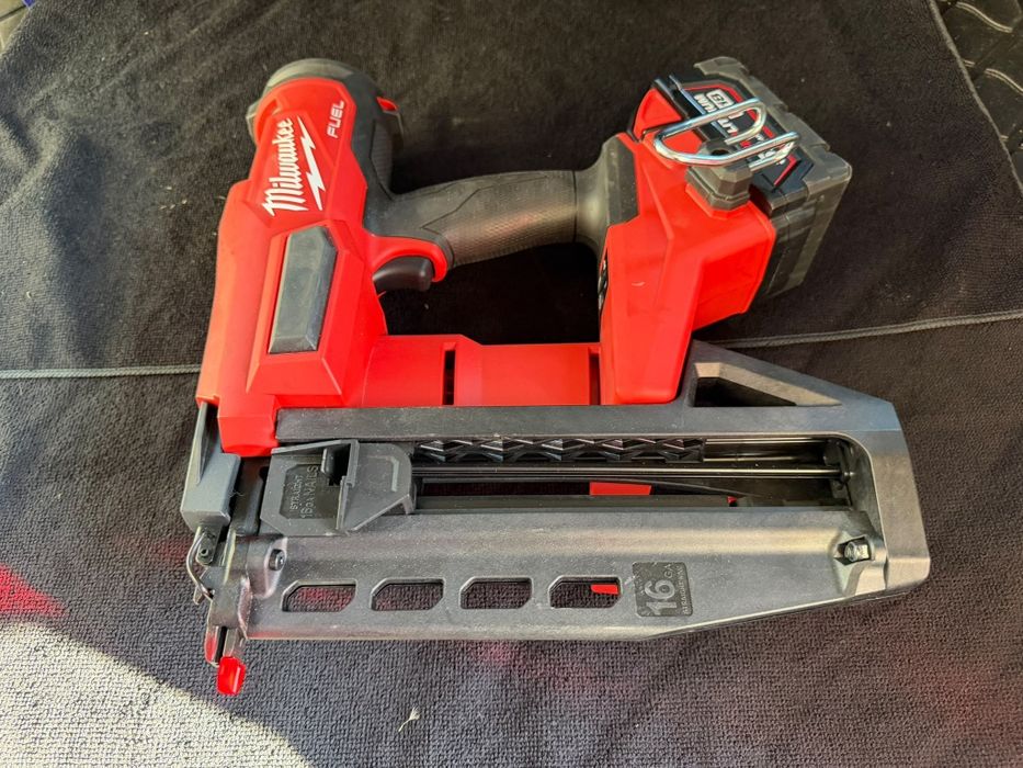 Milwaukee pistol de cuie pe acumulator