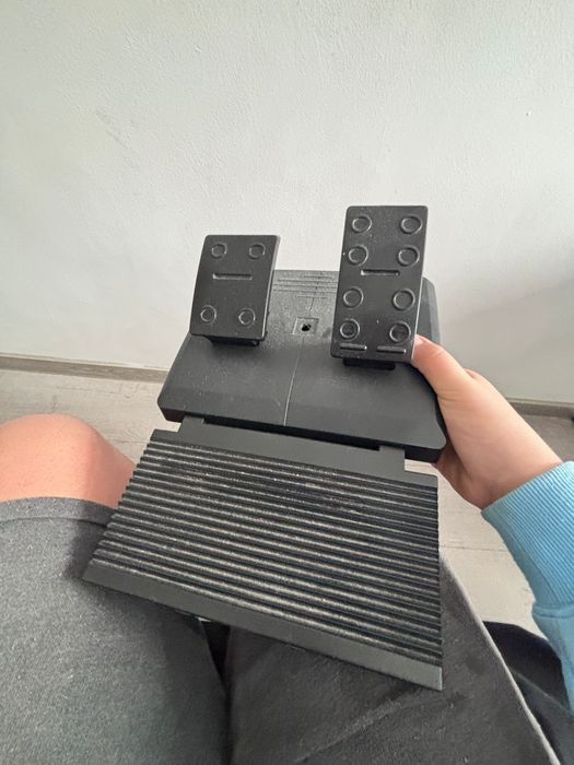 Vând volan gaming urgent