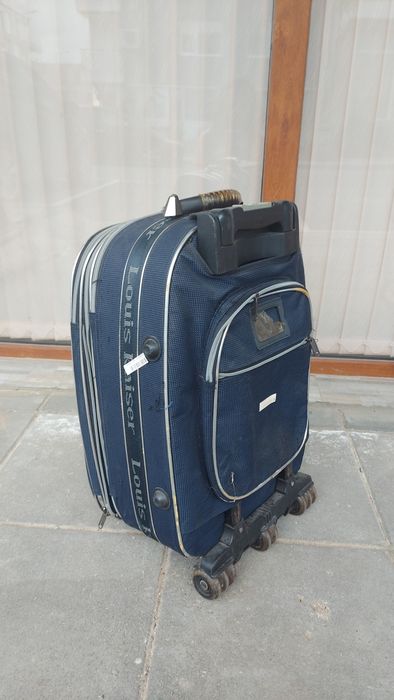 Куфар на колела с две големи отделения и едно малко.