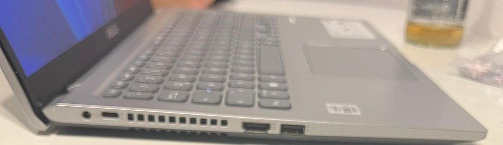 Vând ASUS vivobook.