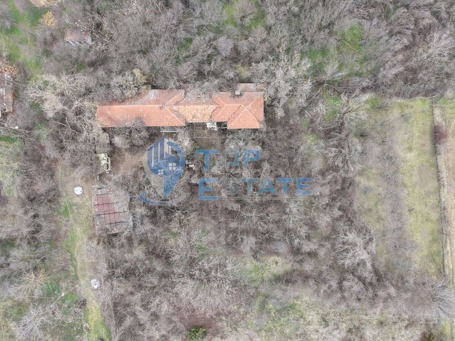 Тухлена къща с голям двор и кладенец в село Първомайци