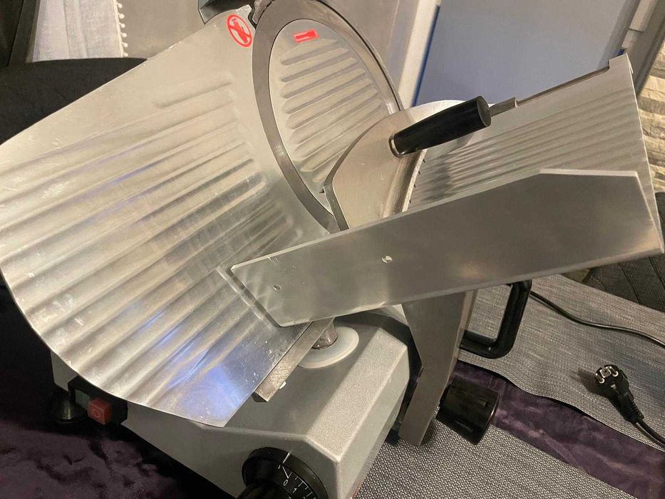 Feliator profesional nou