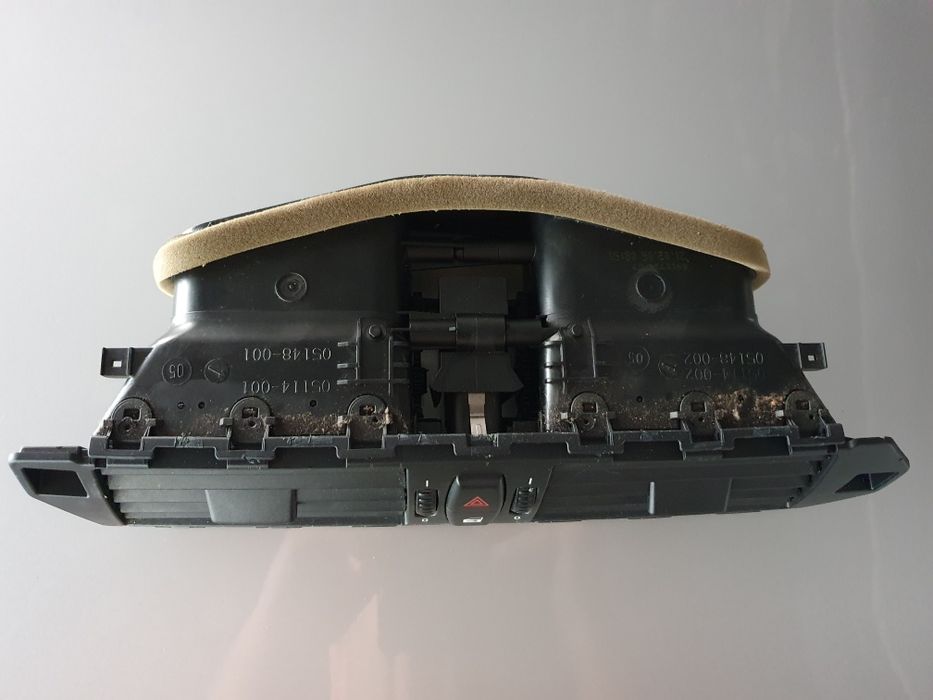 Vând grilă centrală aerisire bmw E60/61.