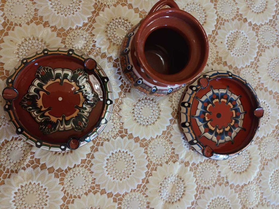 Битови съдове. Два пепелника и малка вазичка.