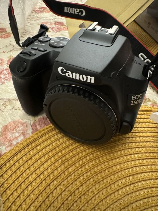 Aparat foto DSRL Canon EOS 250 D