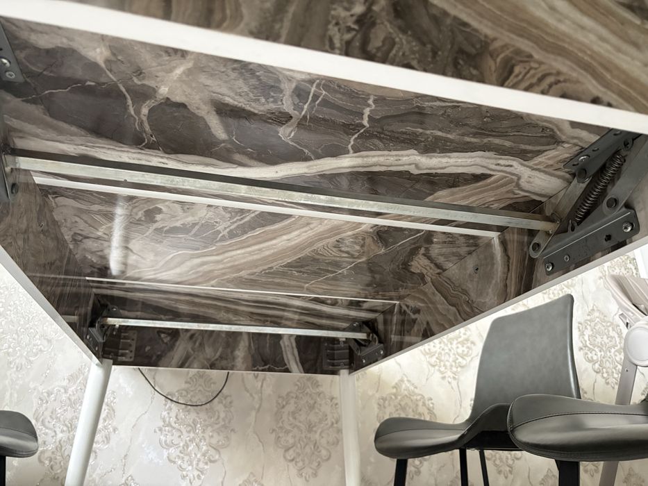 Продается кухонный стол 4 стуля