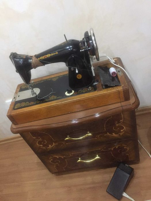 Швейная машина с оверлоком  с электрическим приводом