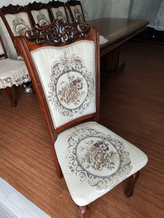 Продаётся стол со стульями