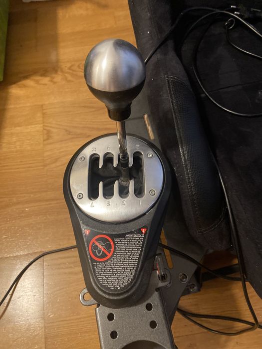 Стойка Gran Turismo, волан Trustmaster Т300 и педали