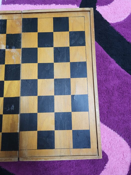 Vând cutie de lemn ptr jocul de table și sah