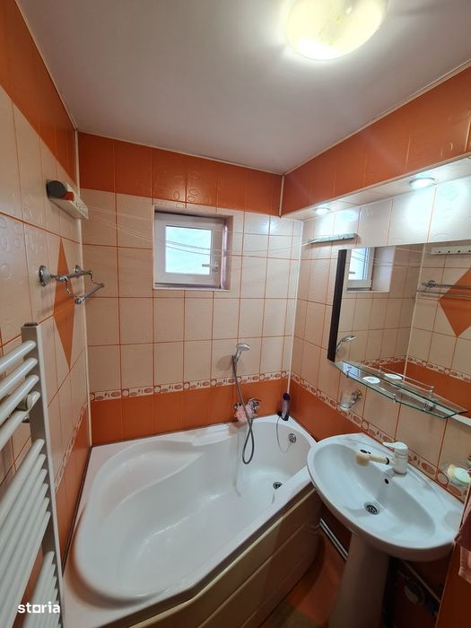 Inchiriez apartament 2 camere Modern Bou Rosu, et. 1, Centrala, Clima.