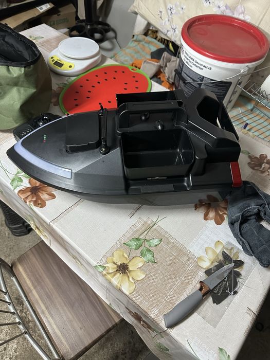 Barcă de nădire cu 3 Cuve V020 cu GPS + scaun cadou