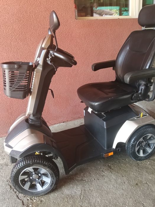 Scuter pentru oameni cu handicap și bătrâni