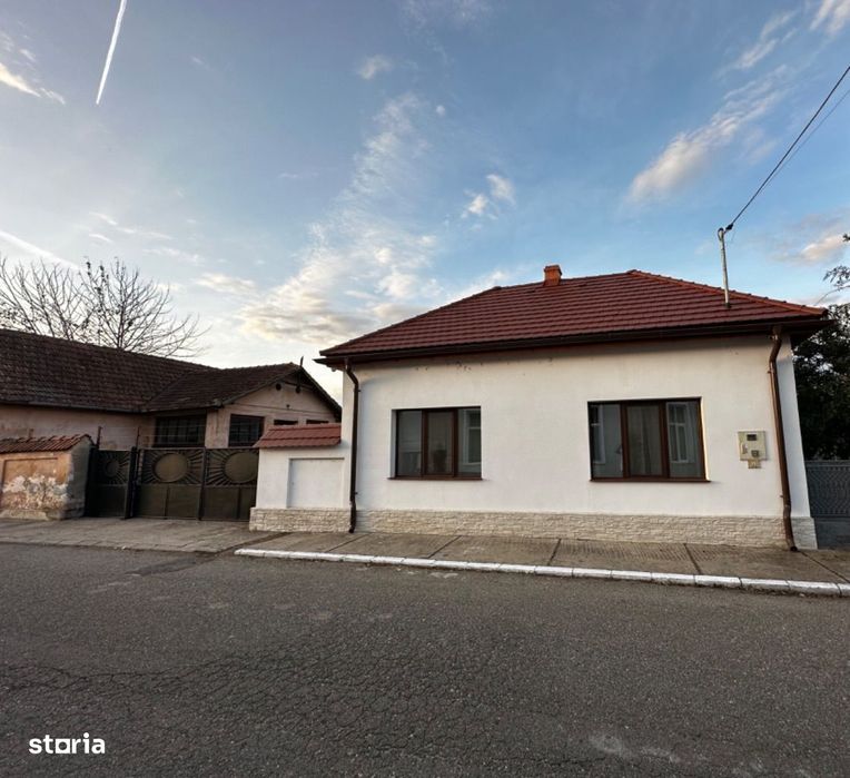 Proprietate independentă energetic format din 2 case si anexe