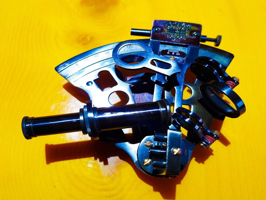 Луксозен бронзов секстант в дървена кутия