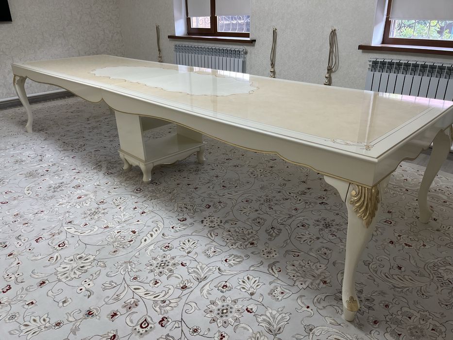 Стол стулья для гостевой