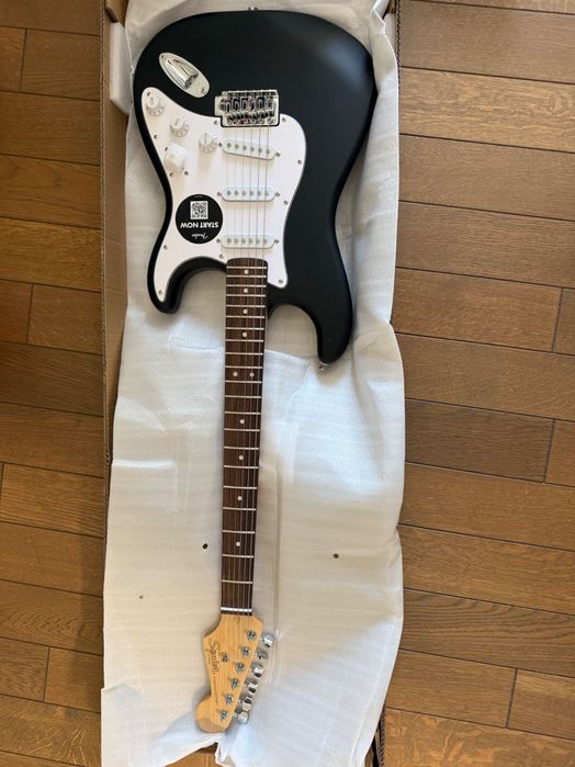 Chitara electrica Squier by Fender Debut Stratocaster - culoare negru cu pickguard alb - noua