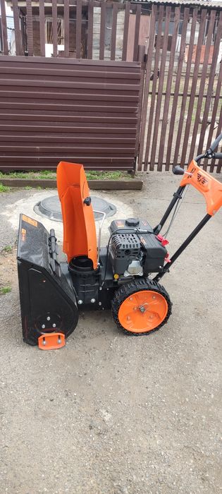 Продаю снегоуборщик