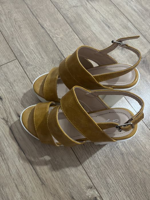 Sandale cu platforma marimea 36