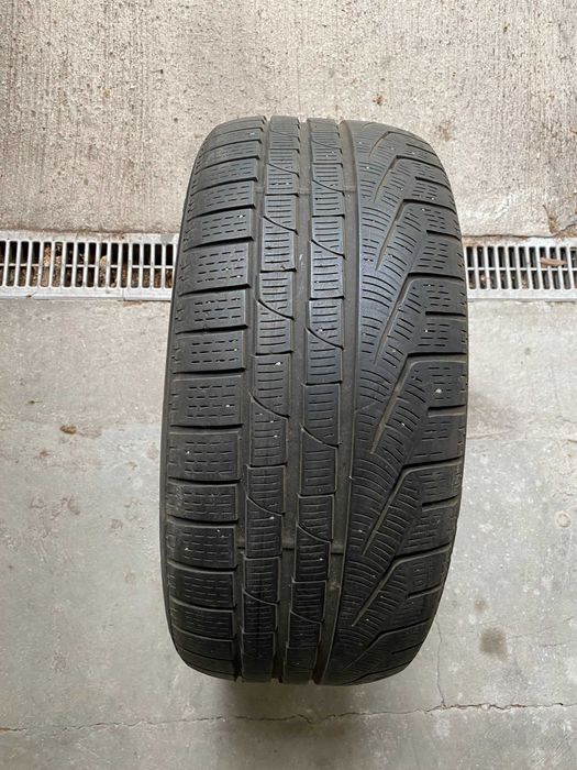 Продавам 1бр. зимна гума Pirelli 245/45/17