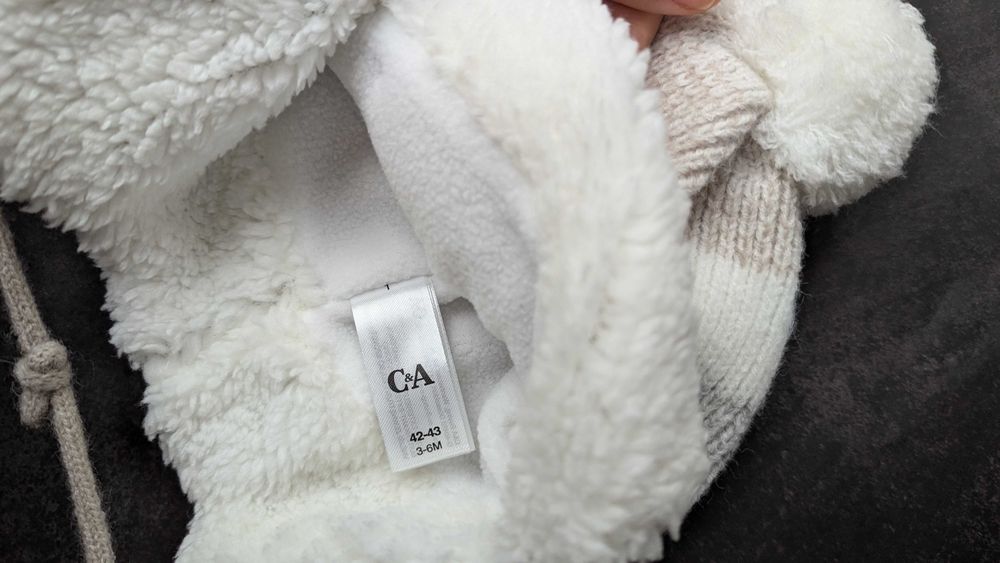 Căciuliță călduroasă cu urechiușe și fleece – 3–6 luni