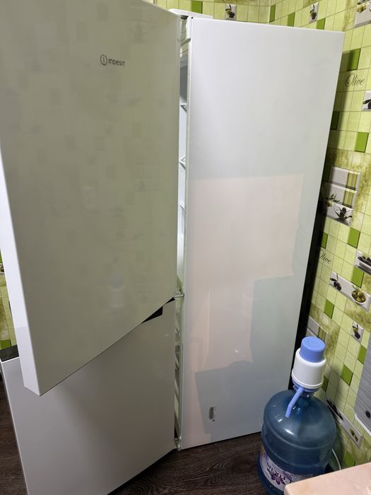 Проаю холодильник Indesit