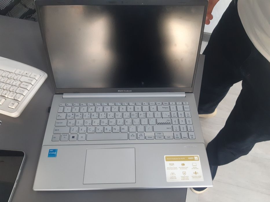 Ноутбук сотилади холати яхши офис ишлар учун