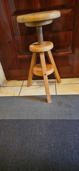 scaun vechi din lemn ajustabil